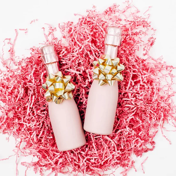Světle Růžové Mini Šampaňské Láhve Dekoracemi Bílém Pozadí — Stock fotografie