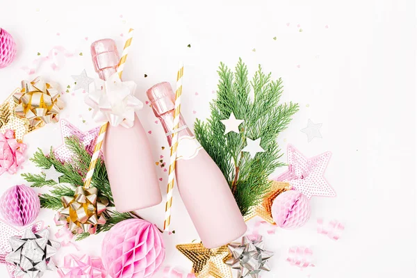 Κλαδιά Έλατου Ροζ Μπουκάλια Σαμπάνιας Και Διακοσμήσεις — Φωτογραφία Αρχείου