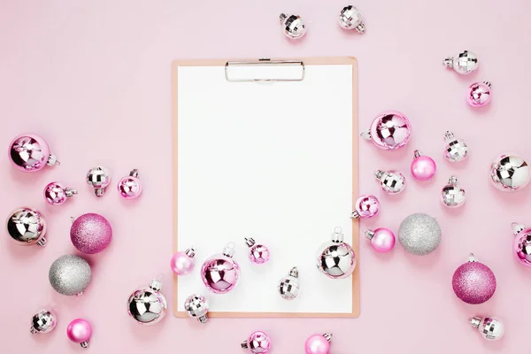 Clipboard Blank Paper Sheet Surrounded Christmas Baubles — Stock Photo, Image