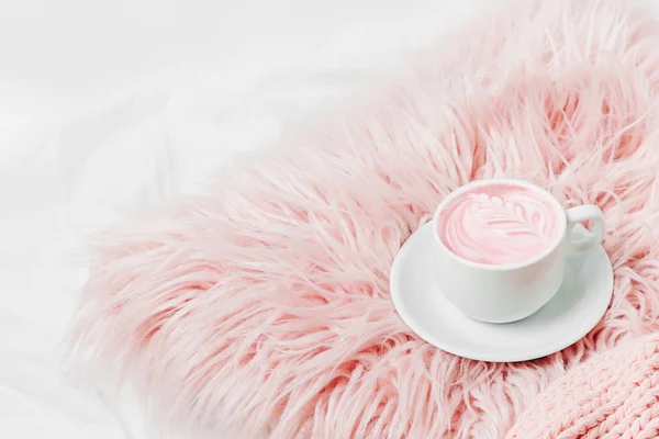 Kopje Koffie Roze Pluizige Kussen — Stockfoto