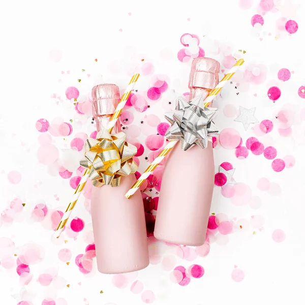 Mini Botellas Champán Rosa Pálido Con Decoraciones Sobre Fondo Blanco — Foto de Stock