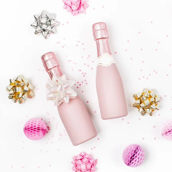 Pale Pink Mini Champagne Flessen Met Versieringen Witte Achtergrond — Stockfoto