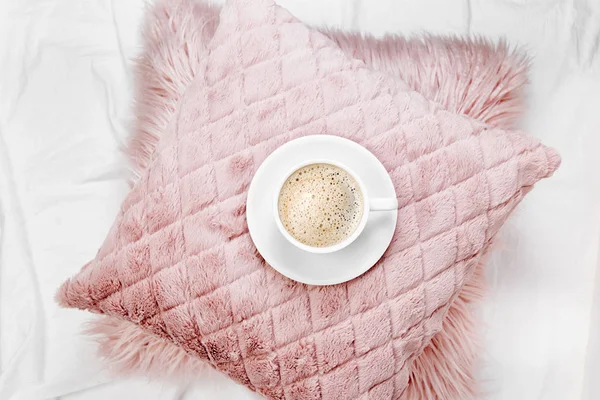Чашка Кофе Розовой Пушистой Подушке — стоковое фото
