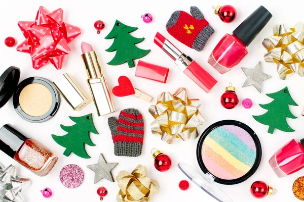 Decoraciones Navideñas Productos Cosméticos Sobre Fondo Blanco —  Fotos de Stock