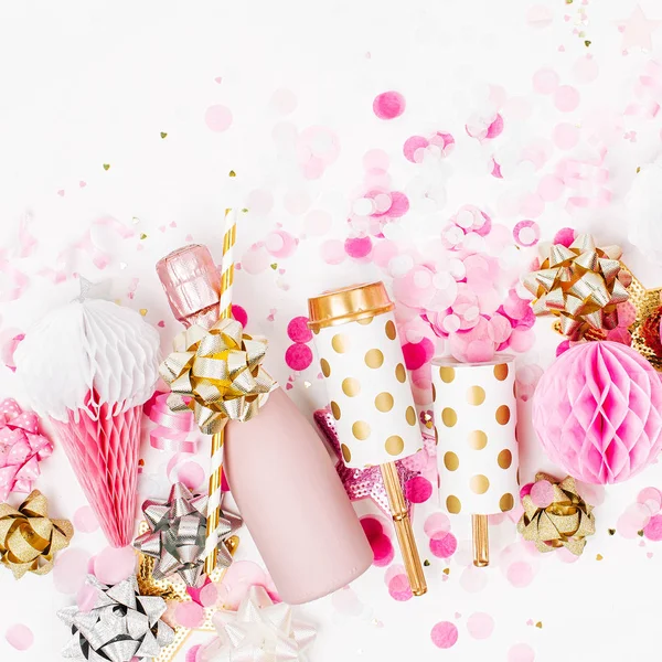 Mini Botellas Champán Rosa Pálido Con Decoraciones Sobre Fondo Blanco — Foto de Stock