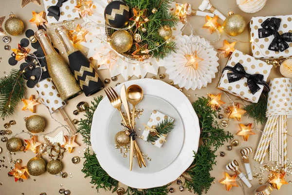 Felülnézet Karácsonyi Asztal Díszített Arany Evőeszközöket Lemez — Stock Fotó