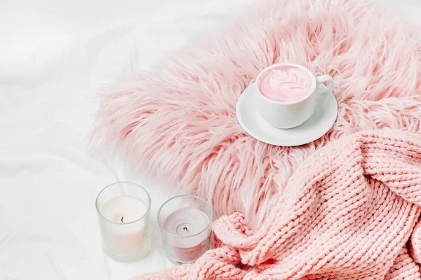 Una Tazza Caffè Cuscino Rosa Con Candele Una Coperta Sul — Foto Stock