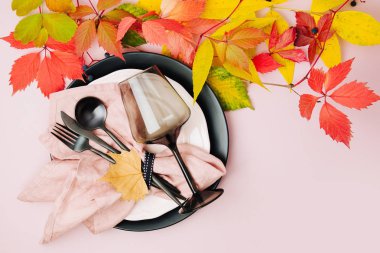 Bright sonbahar Festival tablo ayarı üzerinde pastel arka plan bırakır. Düz yatıyordu, en iyi görünüm, kopya alanı