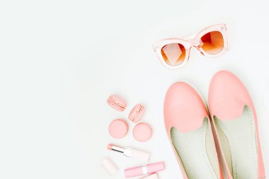 Kadın moda aksesuarları, Ayakkabı, makyaj ürünleri pastel renk arka plan üzerinde düz yatıyordu. Güzellik ve moda kavramı