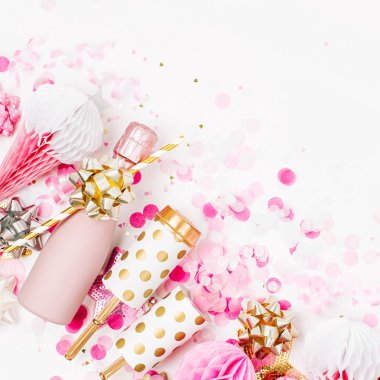 Soluk pembe Mini şişe şampanya konfeti, tinsel ve kağıt dekorasyonu ile. Düz yatıyordu, en iyi görünüm. Yeni yıl/yılbaşı kutlama veya düğün kavramı tema. Düz yatıyordu, en iyi görünümü