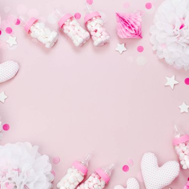 Çerçeve dekoratif bebek süt şişeleri ile şeker ve kağıt süslemeleri bebek parti duş için yapılmış. Düz yatıyordu, en iyi görünümü 