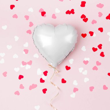 Kalp tek balon pastel pembe arka plan folyoyu şeklinde. Aşk kavramı. Tatil kutlaması. Sevgililer günü veya düğün/bachelorette parti dekorasyon. Metalik balon