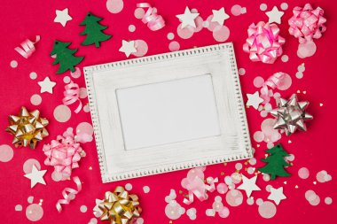 Konfeti ve süslemeleri ile mockup çerçeve. Yeni yıl veya Noel kutlaması için tatil kompozisyon. Düz yatıyordu, en iyi görünümü