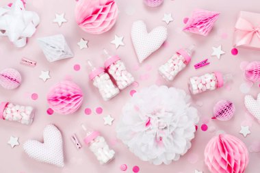 Pembe ve beyaz kağıt süsleme, ponpon, şeker, kalp, hediyeler, konfeti bebek partisi için. Doğum günü kavramı. Düz yatıyordu, en iyi görünümü