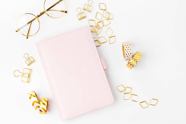 İş Kırtasiyesi konsepti olan pembe planlamacı. Düz yatış, üst görünüm