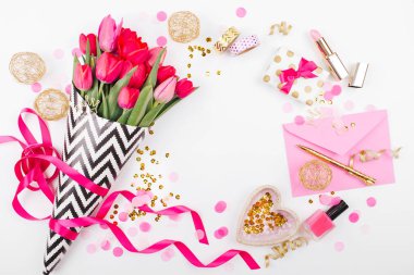 Pembe ve altın tarz Masası çiçekler ile. Siyah ve beyaz şık ambalaj kağıdı, hediyeler, kozmetik ve beyaz zemin üzerine konfeti ile kadın Aksesuarları Pembe Laleler