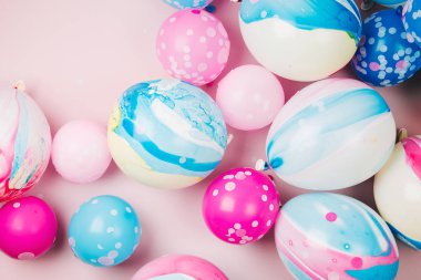 Pastel renk arka plan üzerinde renkli balonlar. Şenlikli veya Doğum günü partisi konsepti. Düz yatıyordu, en iyi görünümü.