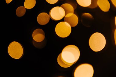 Siyah zemin üzerine altın bokeh ışıltı soyut. Işıklar bulanık bokeh Noel tasarımı için
