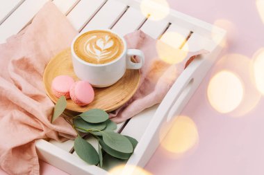 Bir fincan kahve Beyaz ahşap servis tepsisi ve okaliptüs dalı. Düz yatıyordu, en iyi görünümü