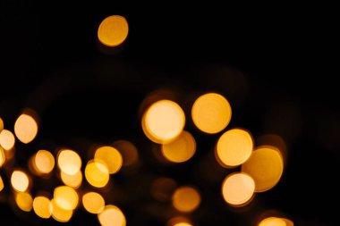 Siyah zemin üzerine altın bokeh ışıltı soyut. Işıklar bulanık bokeh Noel tasarımı için