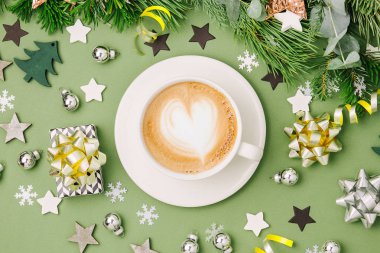 Kahve ve süslemeleri ile Noel kompozisyon yeşil ve siyah renklerde. Düz yatıyordu, en iyi görünümü