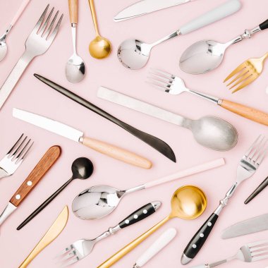 Kaşık, çatal ve bıçak üzerinde açık pembe renkli