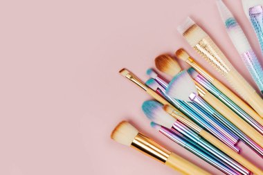 Çeşitli makyaj fırçaları fırça Temizlik Pad ve fırça ile bir pastel pembe koru. Düz yatıyordu, en iyi görünümü