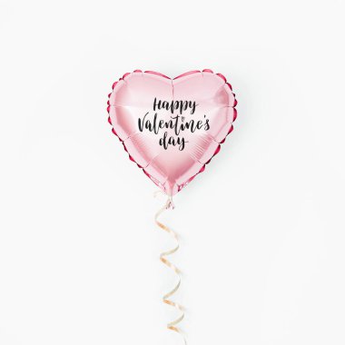 Tek balon kalp folyo beyaz arka plan üzerinde şeklinde. Aşk kavramı. Tatil kutlaması. Sevgililer günü veya düğün/bachelorette parti dekorasyon. Metalik balon