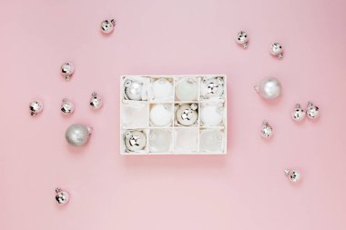 Parlak gümüş Noel topları şık kümesi. Tatil kavramları. Düz yatıyordu, en iyi görünümü