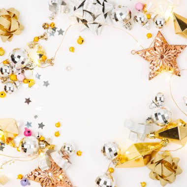 Noel çerçeve. Noel süslemeleri boş kopya alanı metin için beyaz zemin üzerine altın renklerde. Tatil ve kutlama. Düz yatıyordu, en iyi görünümü