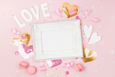Konfeti ve süslemeleri ile mockup çerçeve. Şenlikli veya Doğum günü partisi kavram... Düz yatıyordu, en iyi görünümü