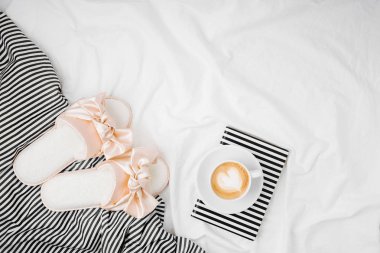 Kitap ve kahve Kupası ile yaprak yatak takımları. Düz yatıyordu, en iyi görünümü