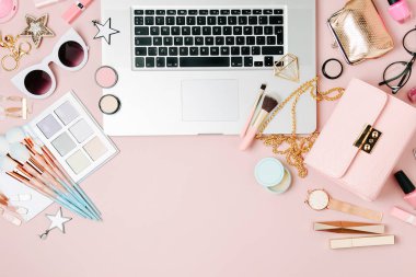 Moda blogger çalışma alanıyla soluk pembe tablo üzerinde laptop ve erkek Aksesuar, kozmetik ürünleri. düz yatıyordu, en iyi görünümü