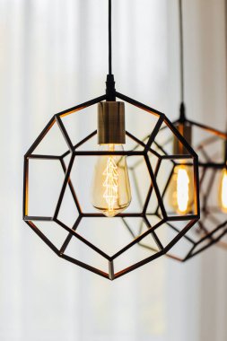 Lamba Edison'un ampul ile modern tarzda. Sıcak sesi ampul lamba. Şık iç.