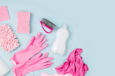 Deterjan ve temizlik aksesuarları pembe renkte. Temizlik hizmeti konsepti. Düz yatış, Üst Görünüm.