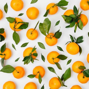 Taze portakal mandalina, yeşil mandalina beyaz zemin üzerine bırakır. Düz yatıyordu. Üstten görünüm