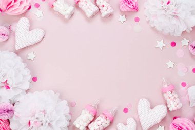 Çerçeve dekoratif bebek süt şişeleri ile şeker ve kağıt süslemeleri bebek parti duş için yapılmış. Düz yatıyordu, en iyi görünümü 