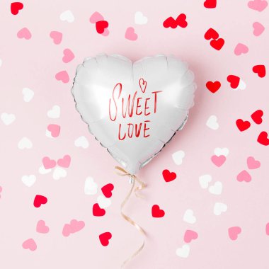 Kalp tek balon pastel pembe arka plan folyoyu şeklinde. Aşk kavramı. Tatil kutlaması. Sevgililer günü veya düğün/bachelorette parti dekorasyon. Metalik balon