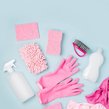 Deterjan ve temizlik aksesuarları pembe renkte. Temizlik hizmeti konsepti. Düz yatış, Üst Görünüm.
