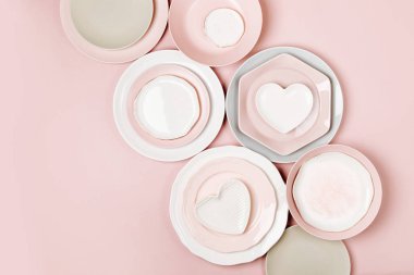 Tabak ve şenlikli bir tablo üzerinde pastel renkler arka plan hizmet için yemekler. Düz yatıyordu, en iyi görünümü.