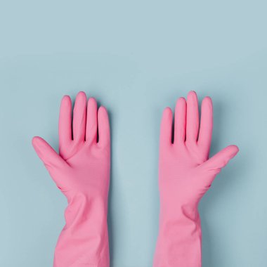 Mavi arka planı temizleyen kadın elleri. Temizlik ya da temizlik konsepti. Uzayı kopyala Düz yatış, Üst Görünüm.