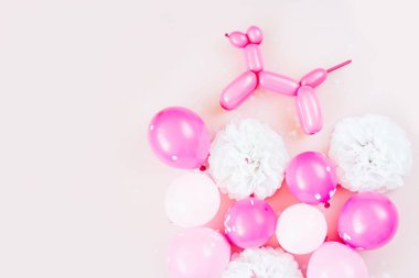 Pastel renk arka plan üzerinde renkli balonlar. Şenlikli veya Doğum günü partisi konsepti. Düz yatıyordu, en iyi görünümü.