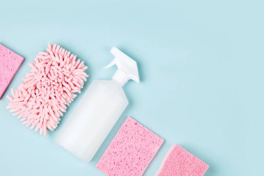 Deterjan ve temizlik aksesuarları pembe renkte. Temizlik hizmeti konsepti. Düz yatış, Üst Görünüm.