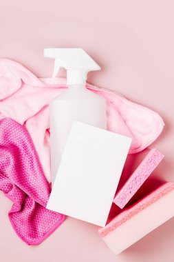 Deterjan ve temizlik aksesuarları pembe renkte. Temizlik hizmeti konsepti. Düz yatış, Üst Görünüm.