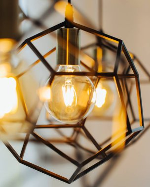 Lamba Edison'un ampul ile modern tarzda. Sıcak sesi ampul lamba. Şık iç.