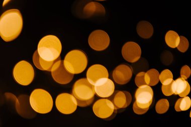 Siyah zemin üzerine altın bokeh ışıltı soyut. Işıklar bulanık bokeh Noel tasarımı için
