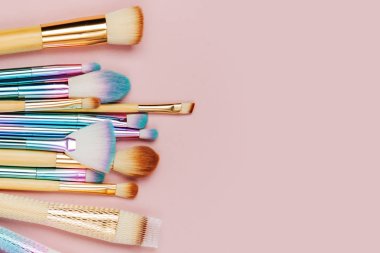 Çeşitli makyaj fırçaları fırça Temizlik Pad ve fırça ile bir pastel pembe koru. Düz yatıyordu, en iyi görünümü