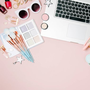 Moda blogger çalışma alanıyla soluk pembe tablo üzerinde laptop ve erkek Aksesuar, kozmetik ürünleri. düz yatıyordu, en iyi görünümü