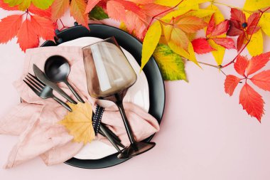 Bright sonbahar Festival tablo ayarı üzerinde pastel arka plan bırakır. Düz yatıyordu, en iyi görünüm, kopya alanı