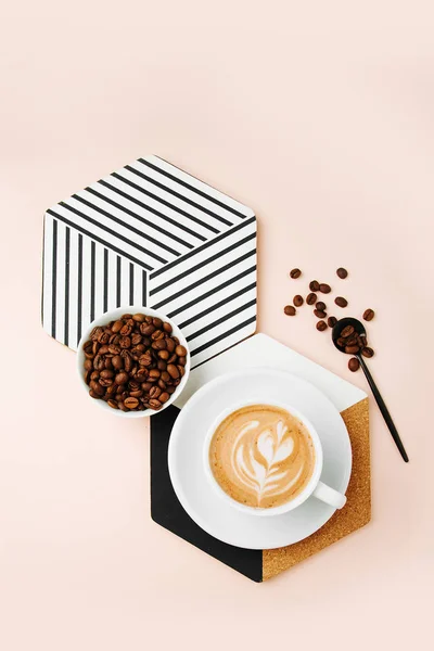 Kaffe Med Mjölk Och Kaffe Bönor Rosa Bakgrund — Stockfoto